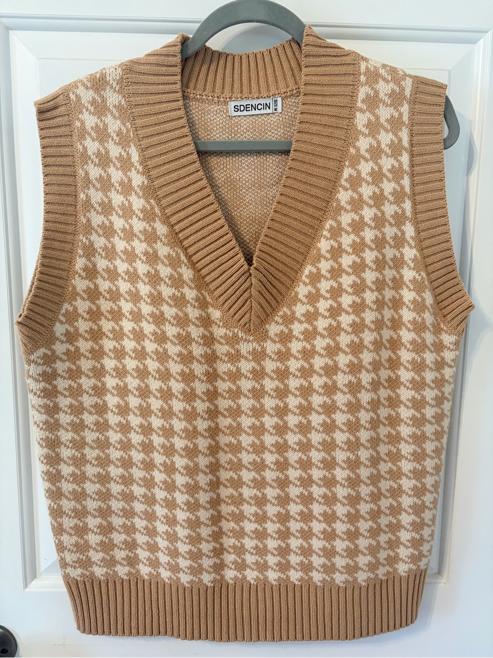 SDENCIN Houndstooth Knit Sweater Vest in Camel & Cream